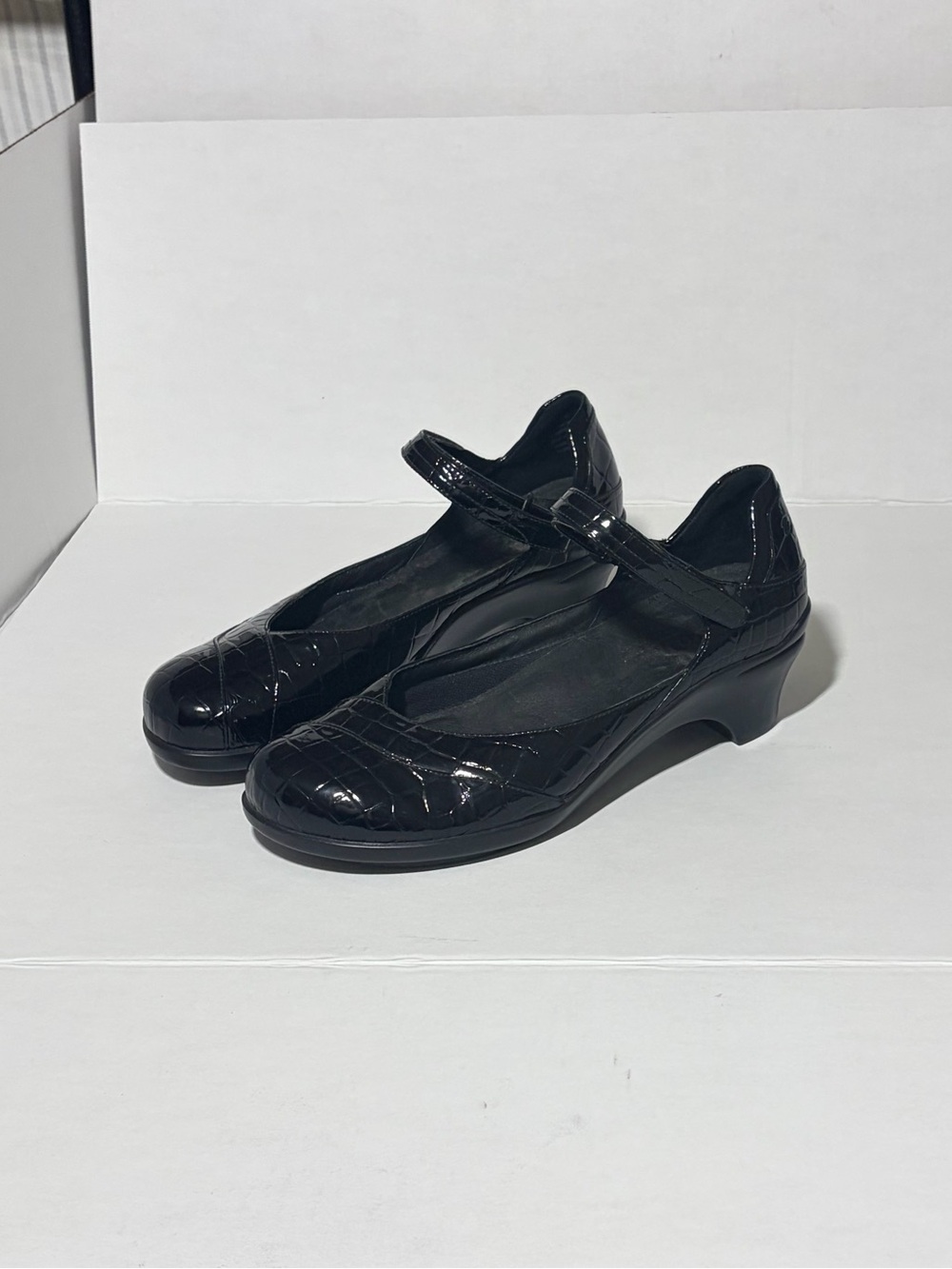 Aravon Mary Jane Croc Heels
